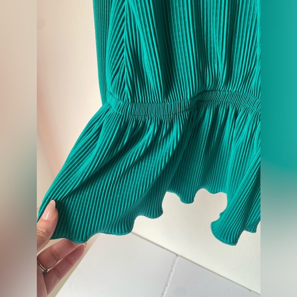 Women's Green  Plisse Surplice-Neck Peplum Top size large - Picture 4 of 9